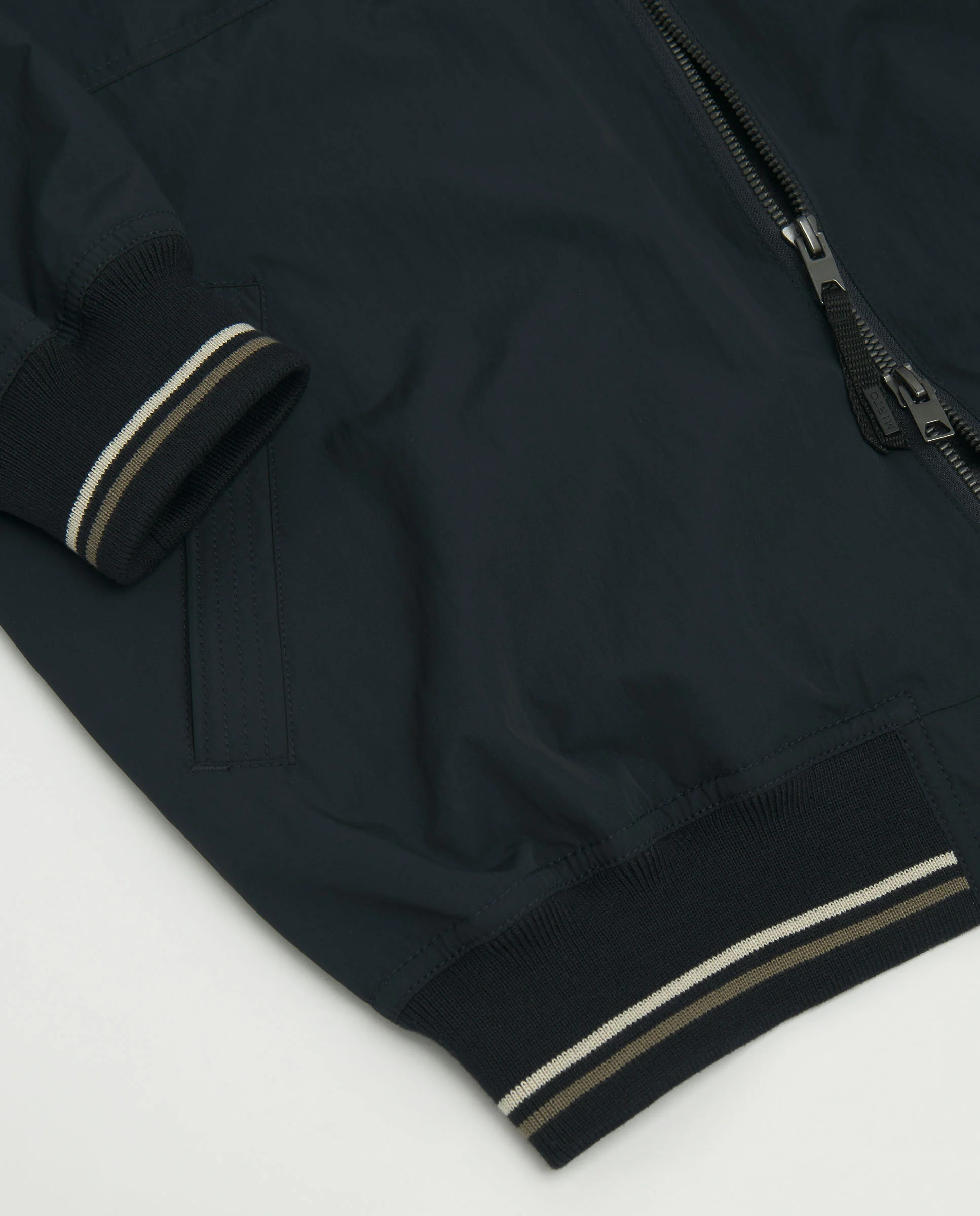 Cazadora Bomber azul oscuro con ribetes - Image 5