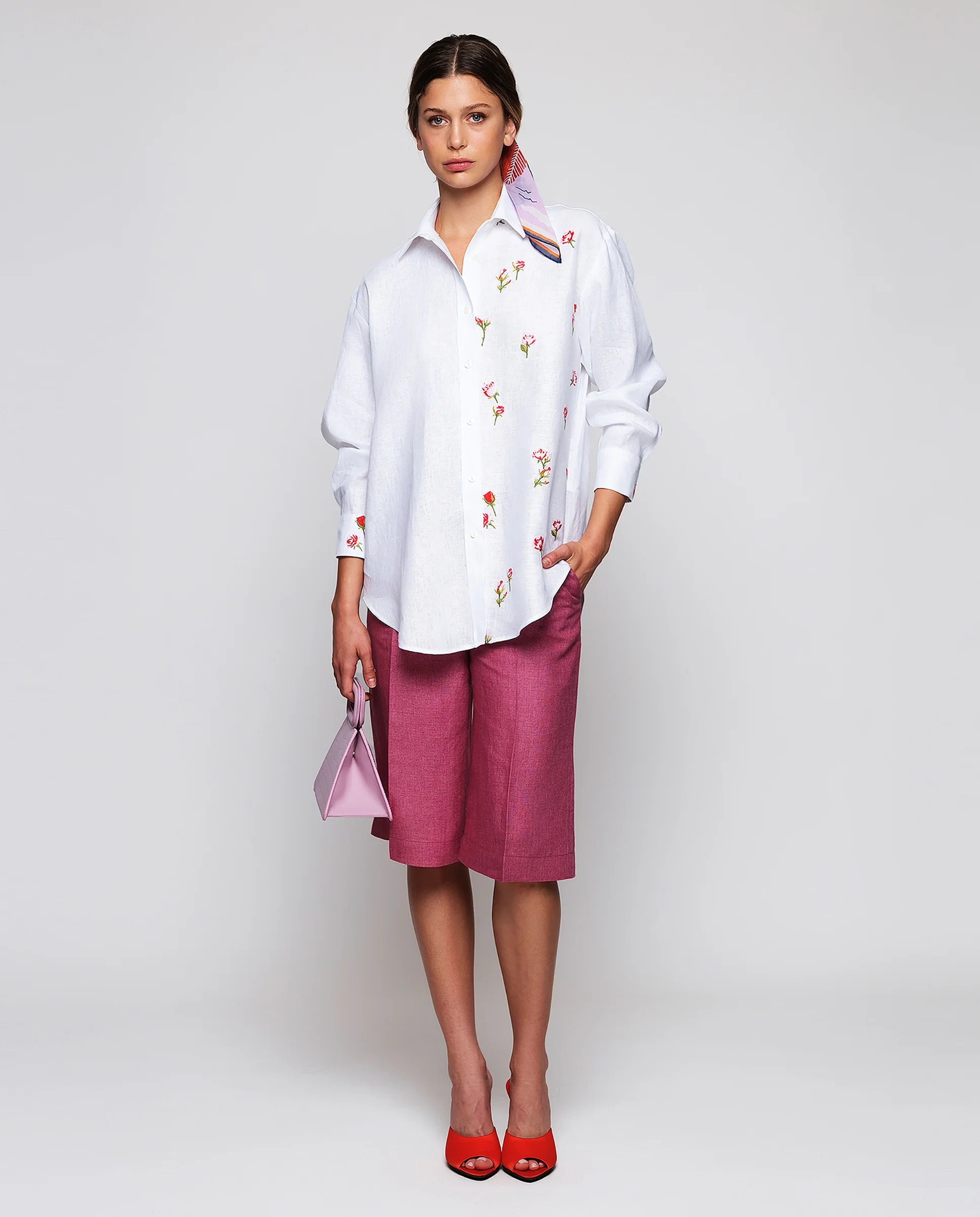 Camisa blanca con bordados florales de lino - Image 3